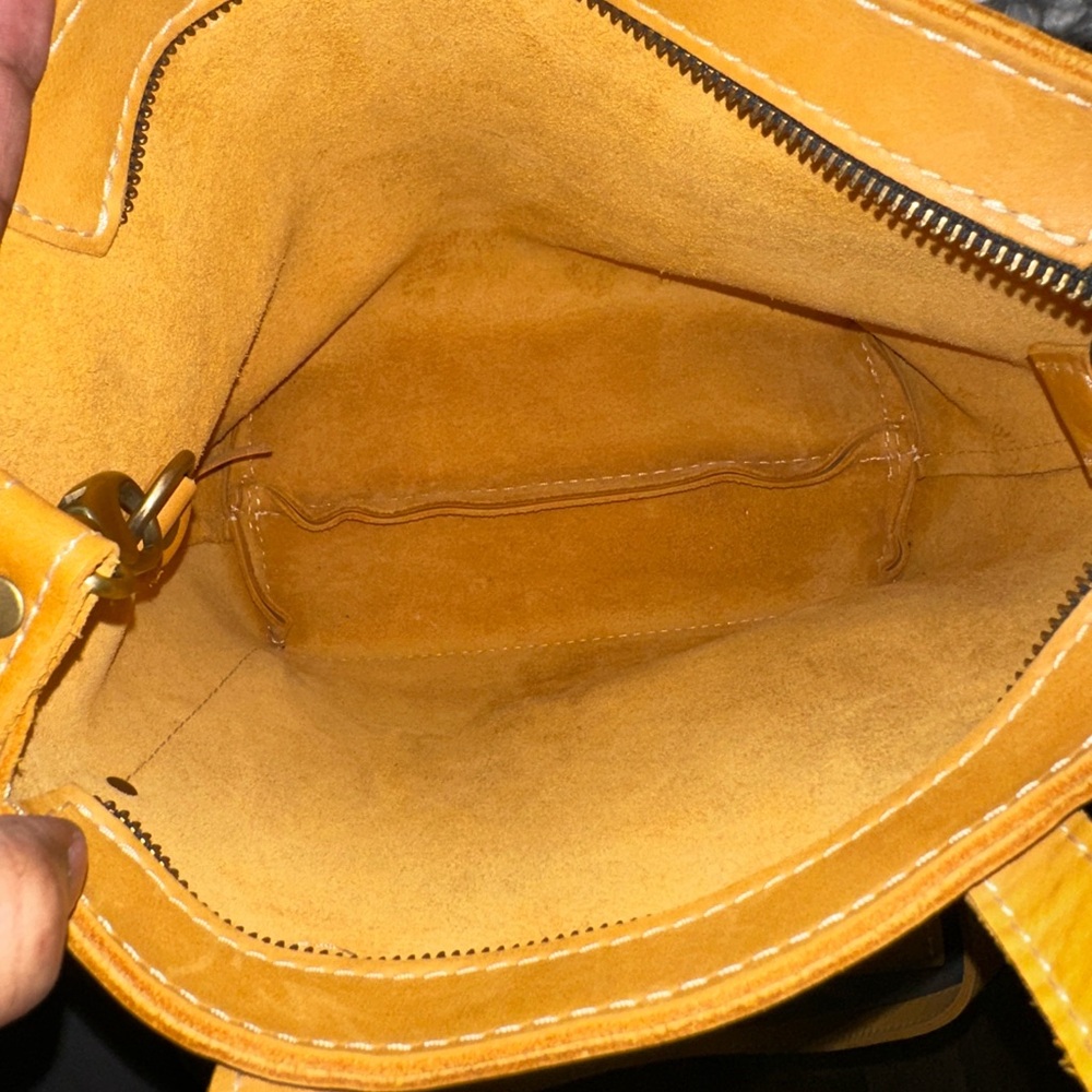 Portland Leather Goods
Crossbody Tote
FREE Matching Leather Wallet🤗 - Picture 6 of 15